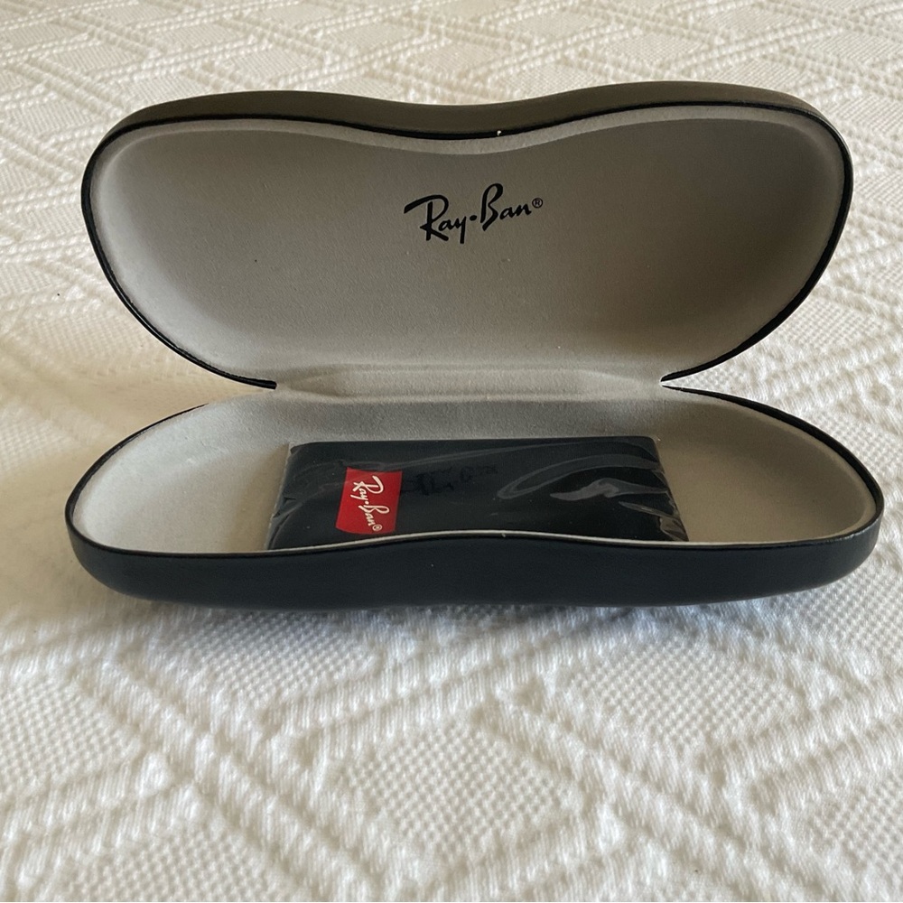 NWT Ray-Ban Black and Cream Sunglasses Case with dust cloth .